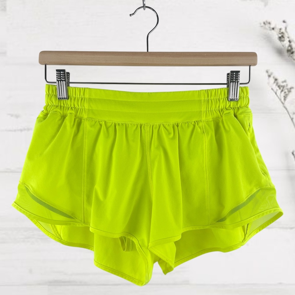 RARE Lululemon 2021 Hotty Hot Short 2.5" (Lined) Size 8 - Hightlight Yellow